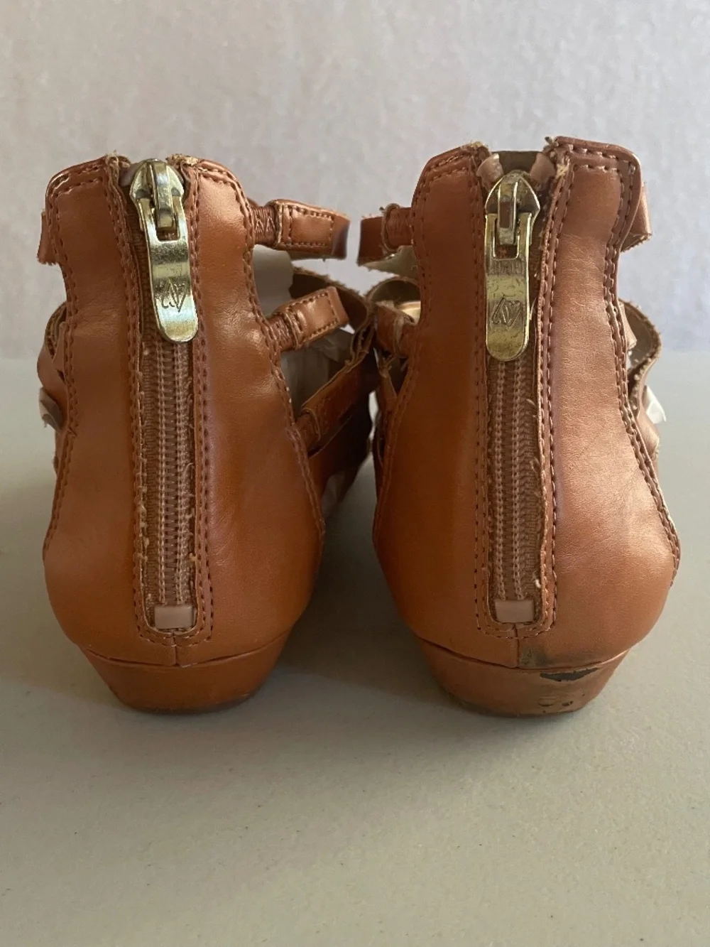Sam & Libby Tan Strappy Flat Gladiator Sandals Caged with Back Zipper, Size 8 - Picture 5 of 9
